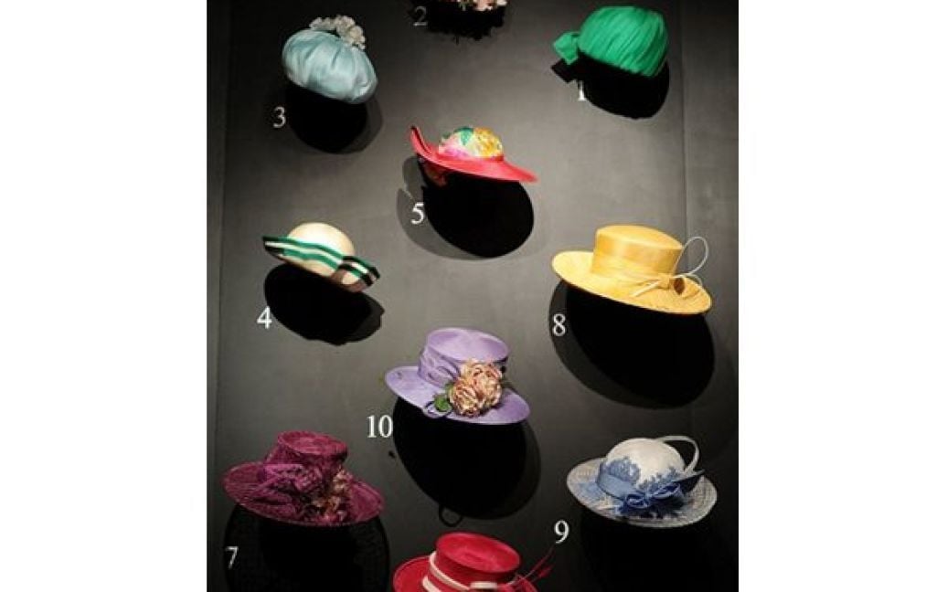 У Лондоні відкрилася виставка вбрання королеви Єлизавети ІІ під назвою "Час королеви". На фото капелюшки, які королева вдягала на Королівські скачки у Аскоті. / © AFP