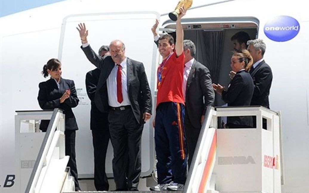 Капітан збірної Ікер Касільяс тримає Кубок світу, поруч із ним &mdash; головний тренер збірної Вісенте Дель Боске. / © AFP
