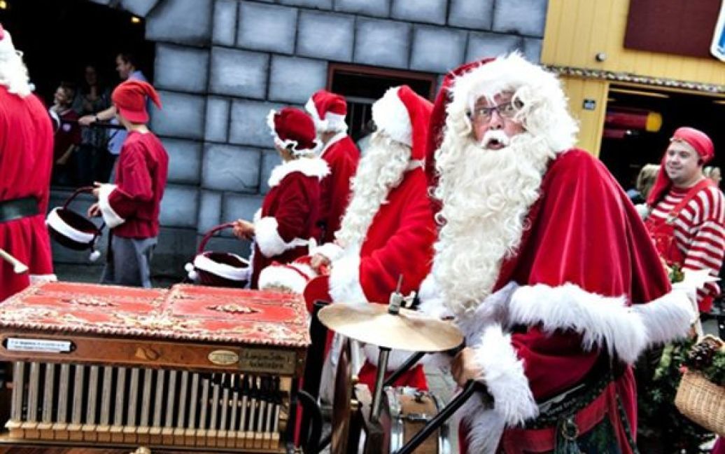 Парад Санта Клаусів у Копенгагені. Санта Класи влаштували парад з нагоди початку Різдвяної конвенції, яка закінчиться 21 липня. / © AFP