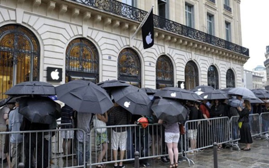 3.07. Черга до фірмового магазину Apple у Парижі. У Франції офіційно розпочалися продажі нового iPhone 4. / © AFP