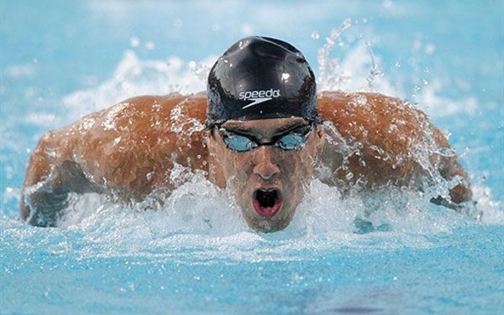 США, Ірвін. Майкл Фелпс пливе до першого місця під час фінального запливу батерфляєм на 200 метрів у водному спорткомплексі "William Woollett Jr.". / © AFP