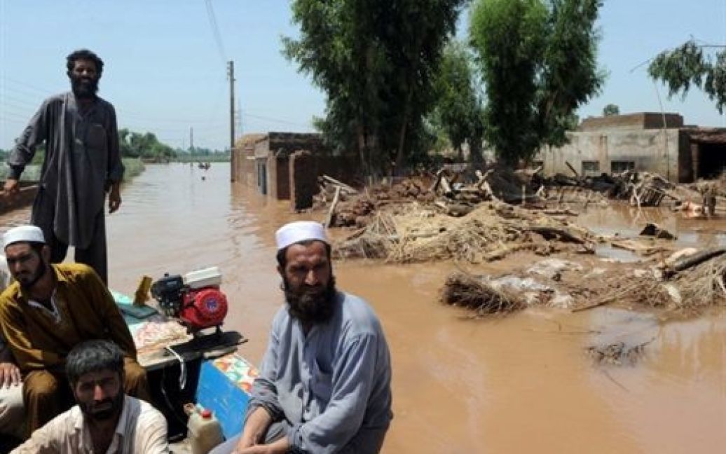 Пошуки ускладнюють затоплені дороги і зруйновані мости. / © AFP