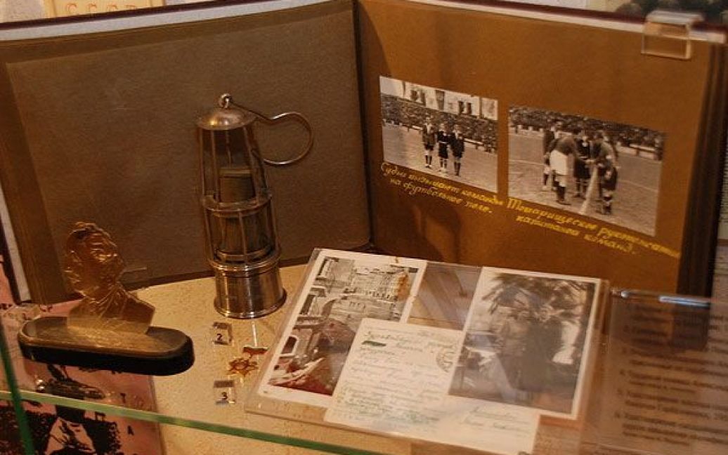 Історична експозиція музею розміщена у 5 залах, в яких представлені здобуті командою нагороди і трофеї, унікальні документи і фотографії. / © ФК "Шахтар"