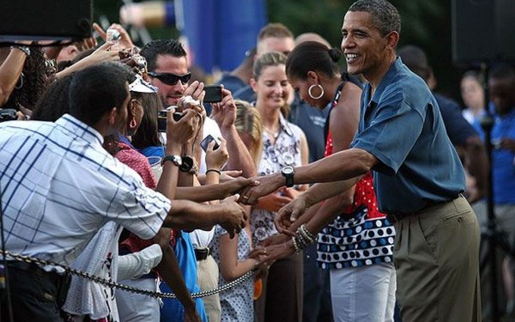 Президент США Барак Обама і перша леді Мішель Обама вітають гостей прийому на Південній галявині Білого дому. / © AFP