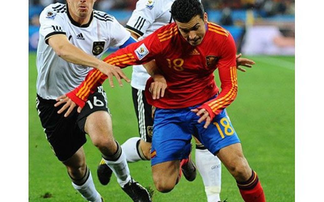 Захисник збірної Німеччини Лам веде боротьбу за м&rsquo;яч із нападаючим Іспанії Педро / © AFP