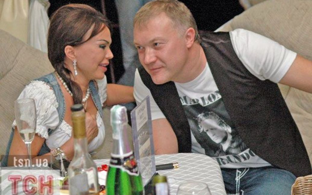 Доки Овсієнко співала на сцені, її хлопець Сашко за столиком фліртував із сусідкою. / © ТСН.ua