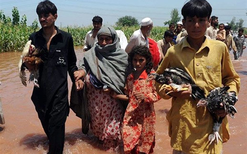 Кількість жертв сильної повені на північному заході Пакистану продовжує невпинно зростати. За останніми даними, стихія забрала життя більше 1100 людей. / © AFP