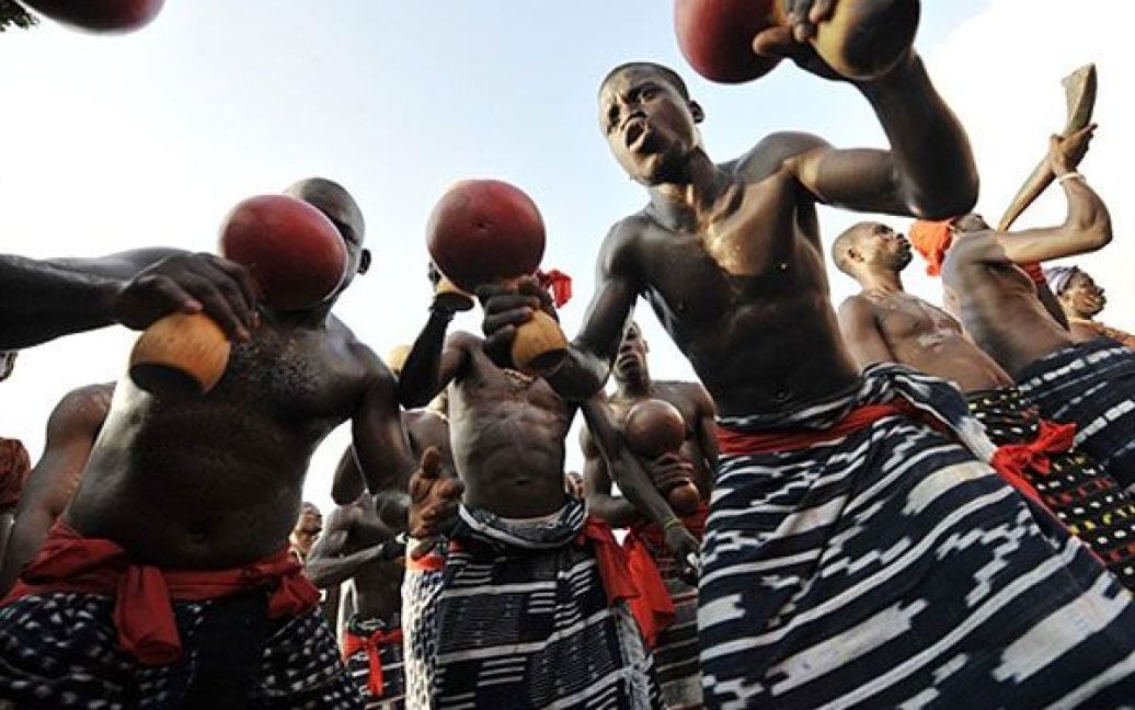 Кот-д&#039;Івуар, Абіджан. Члени племені Ebrier танцюють у під час святкування 50-ї річниці незалежності Кот-д&#039;Івуара у Абіджані. / © AFP