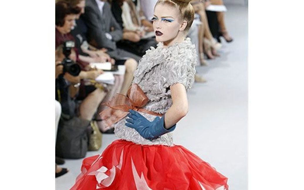У Парижі британський дизайнер Джон Гальяно представив свою нову колекцію "haute couture" сезону осінь-зима 2010/2011 для модного будинку "Christian Dior". / © AFP