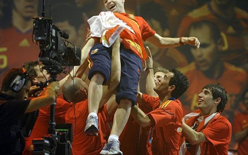 Футболісти збірної Іспанії "качають" Андреса Іньєсту. / © AFP