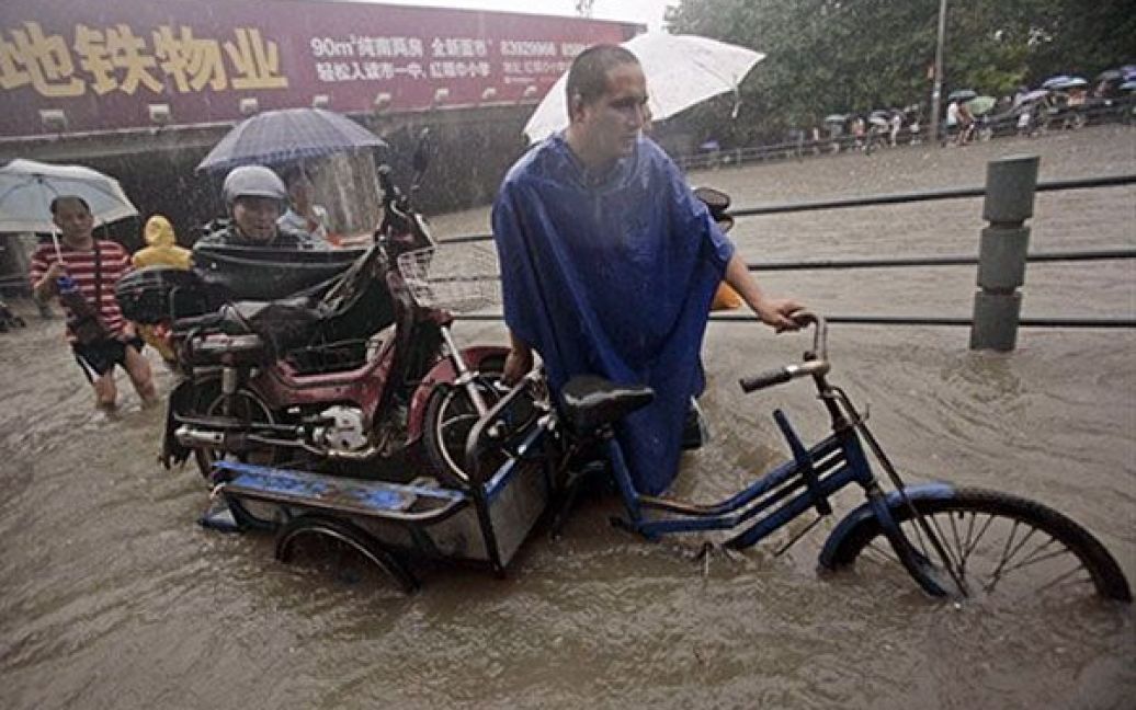 Зливи, які не вщухали протягом кількох днів, викликали у Китаї повінь і численні зсуви. / © AFP