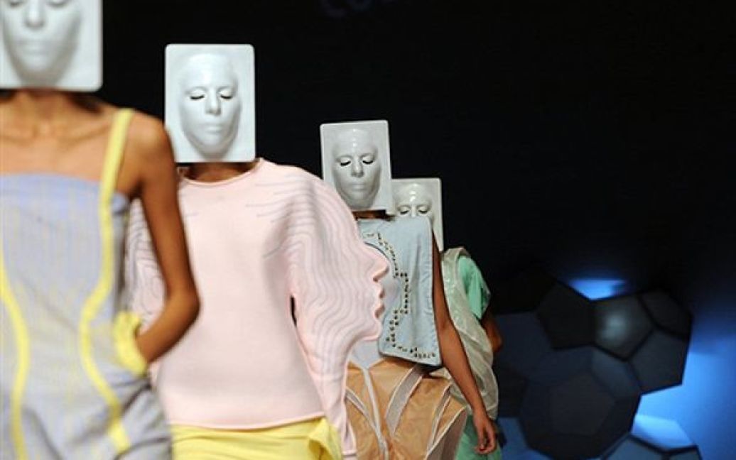 Моделі представляють одяг випускників колумбійської модної школи La Colegiatura на Тижні моди у Меделліні. / © AFP