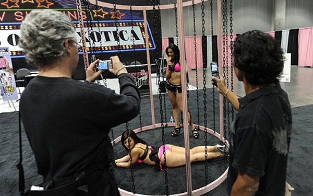 У Лос-Анджелесі провели триденну виставку товарів і послуг для індустрії дорослих розваг "Exxxotica Expo 2010". / © AFP