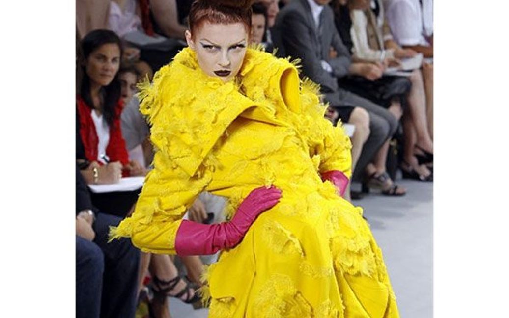 У Парижі британський дизайнер Джон Гальяно представив свою нову колекцію "haute couture" сезону осінь-зима 2010/2011 для модного будинку "Christian Dior". / © AFP