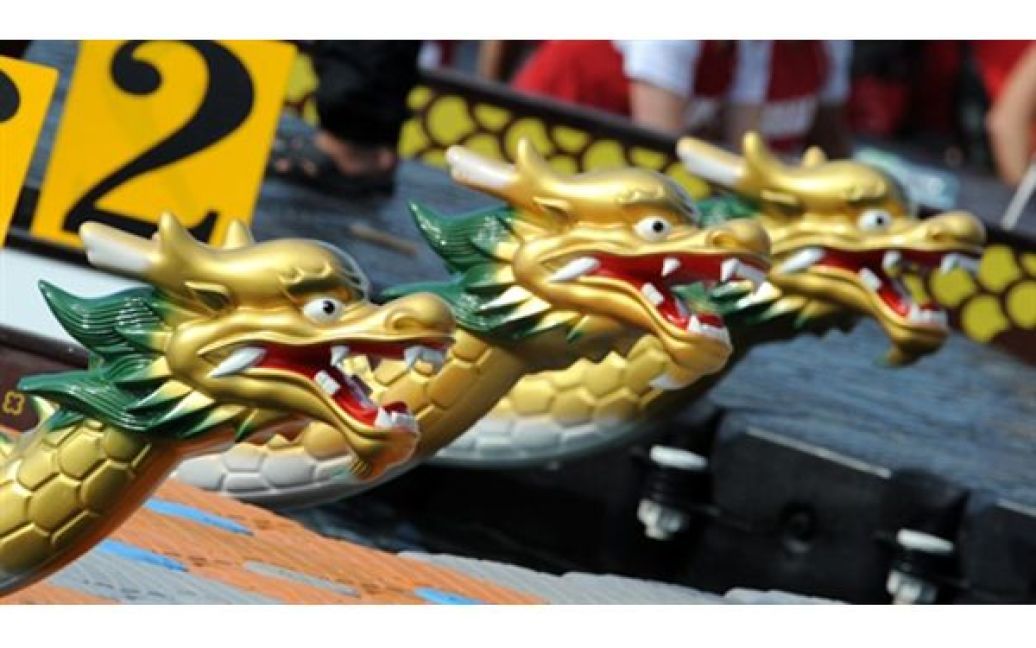 У Гонконзі відбулися міжнародні перегони на драгоноботах, величезних каное, які мають голову та хвіст дракона. / © AFP
