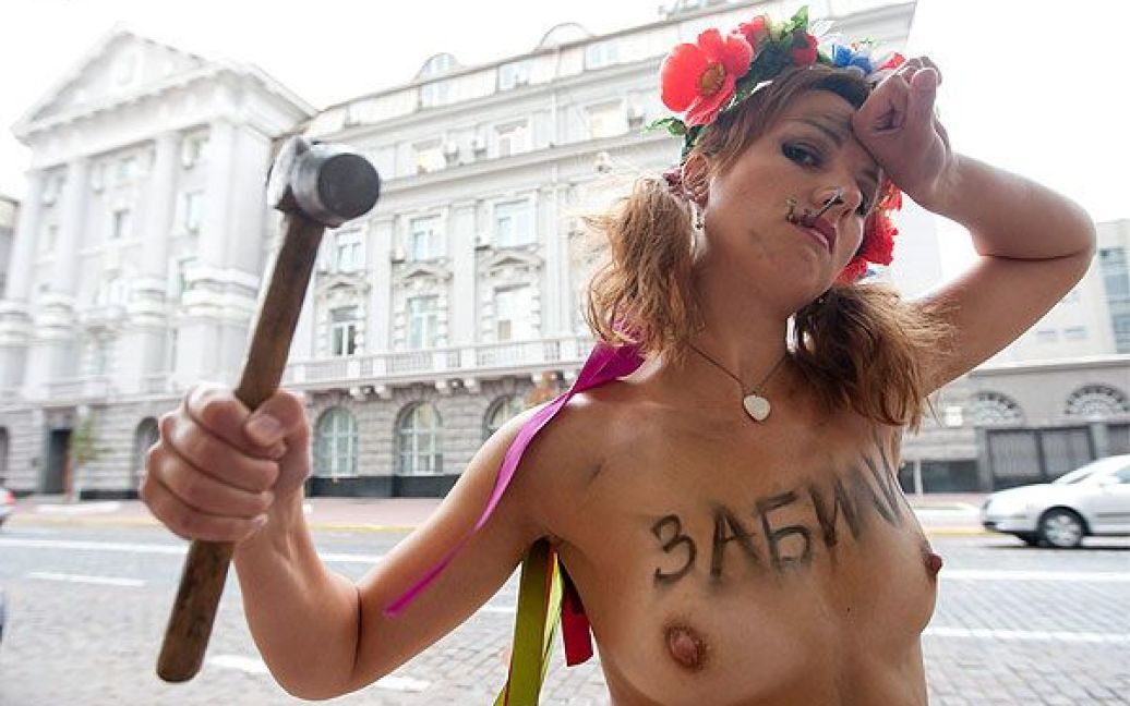 Таким чином жіночий рух FEMEN виразив своє обурення формальним підходом співробітників СБУ до розслідування. / © Жіночий рух FEMEN