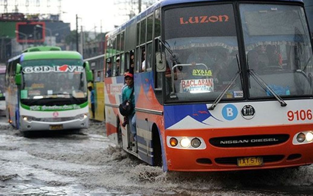 У столиці Філіппін Манілі затоплені вулиці / © AFP