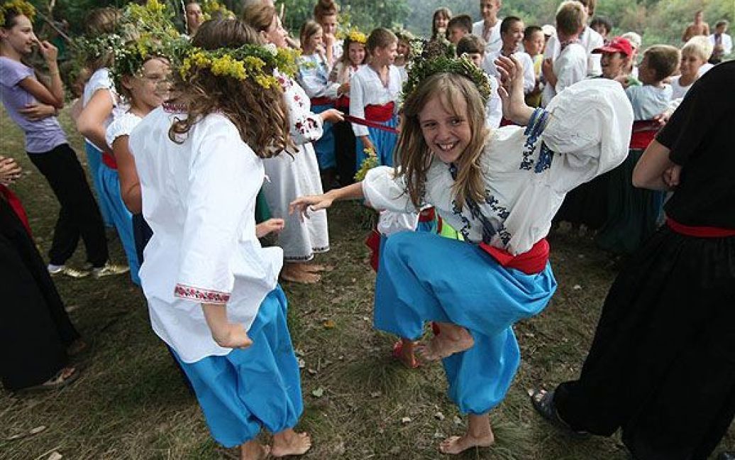 На Івана Купала "квітне" папороть, дівчата плетуть вінки, хлопці стрибають через вогнище. / © PHL.com.ua