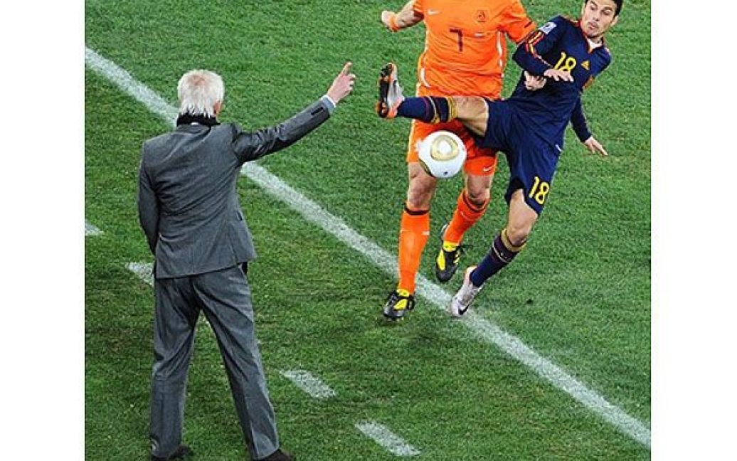 Тренер збірної Нідерландів Берт ван Марвейк дивиться, як Куйт і Педро ведуть боротьбу за м&rsquo;яч / © AFP