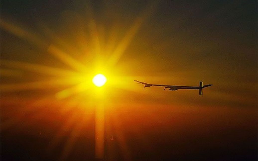 Швейцарія, Паєрн. У Швейцарії провели 24-годинний експериментальний політ першого у світі "сонцельота", створеного в рамках проекту Solar Impulse ("Сонячний імпульс"). Футуристична машина з потужністю "Запорожця" і розмахом крил, як у аеробуса А340 (63,4 метра) злетіла з аеродрому міста Паєрн (на заході Швейцарії). Під час польоту за штурвалом сонцельота перебував досвідчений пілот Андре Бошберг, а з землі його підтримувала і страхувала команда інженерів-конструкторів. Не витративши ні грама пального сонцеліт Solar Impulse провів у повітрі 24 години, після чого в акумуляторних батареях залишилося енергії ще на три години польоту. / © AFP
