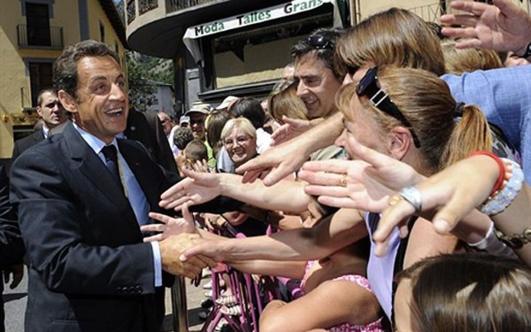 Президент Франції та співкнязь Андорри Ніколя Саркозі вітається із місцевим населенням на вулиці Андорра-ла-Вельї, куди він прибув із офіційним візитом. / © AFP