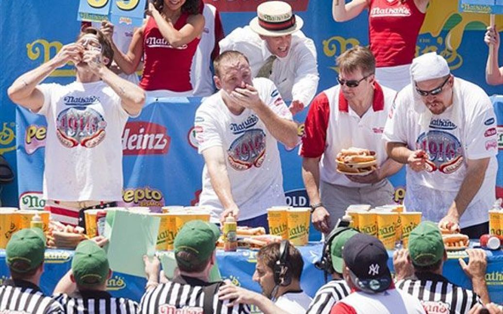 Американець Джої Чеснат четвертий раз поспіль переміг на чемпіонаті зі швидкісного поїдання хот-догів. / © AFP
