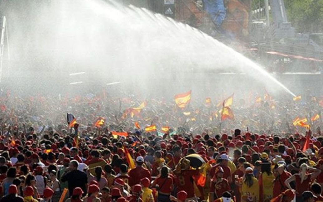 Іспанські пожежні вітали збірну Іспанії "салютом" з брандспойтів. / © AFP