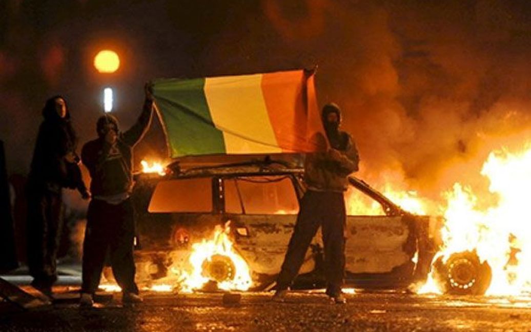 У столиці Північної Ірландії Белфасті відбулись зіткнення між силами безпеки та націоналістів, в результаті яких постраждали 27 поліцейських / © AFP