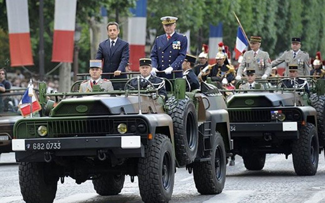 Президент Франції Ніколя Саркозі приймає військовий парад. / © AFP