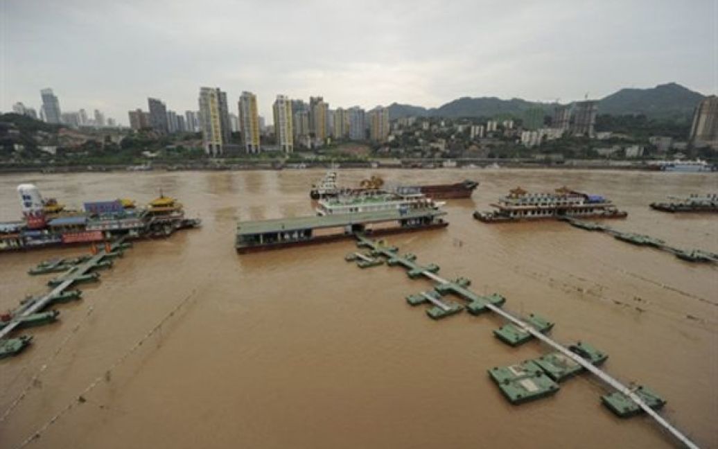 Вигляд затопленої частини китайського міста Чунцін, який постраждав від розливу Янцзе. Цього року в наслідок повені в Китаї вже загинули 700 людей. За словами представника МНС Китаю, ситуація стає тільки гіршою, оскільки сезон дощів тільки розпочався. / © AFP