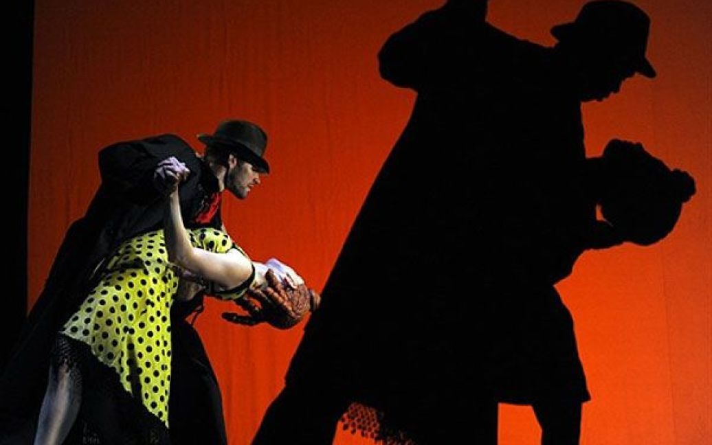 США, Нью-Йорк. Танцюристи з танцювальної трупи "Pilobolus" виконують номер "Нещасний хуліган" з постановки "Завмерлий рух" під час репетиції перед прем&rsquo;єрою у театрі Джойс у Нью-Йорку. / © AFP