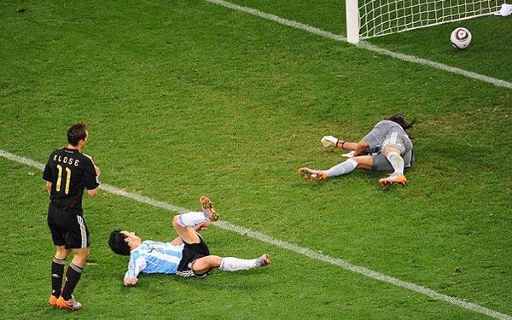 На 89-й хвилині гри Мірослав Клозе забиває четвертий м&rsquo;яч у ворота Аргентини. / © Getty Images/Fotobank