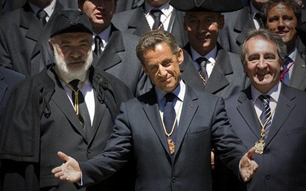 29.07. Президент Франції та співкнязь Андорри Ніколя Саркозі позує із членам андоррського парламенту під час свого офіційного візиту до Андорра-ла-Вельї. / © AFP