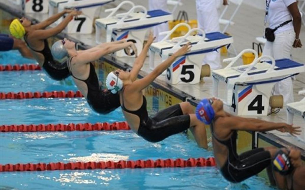 Старт спортсменів у запливі на 50 метрів на спині на Центральноамериканських іграх у Пуерто-Ріко. / © AFP