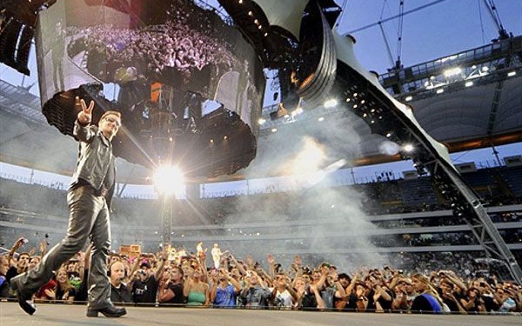 Німеччина, Франкфурт-на-Майні. Соліста ірландської рок-групи "U2" Боно вітають на сцені під час їхнього виступу на арені "Commerzbank" у Франкфурті-на-Майні. Гурт U2 почав світове турне "360&deg; Tour". / © AFP