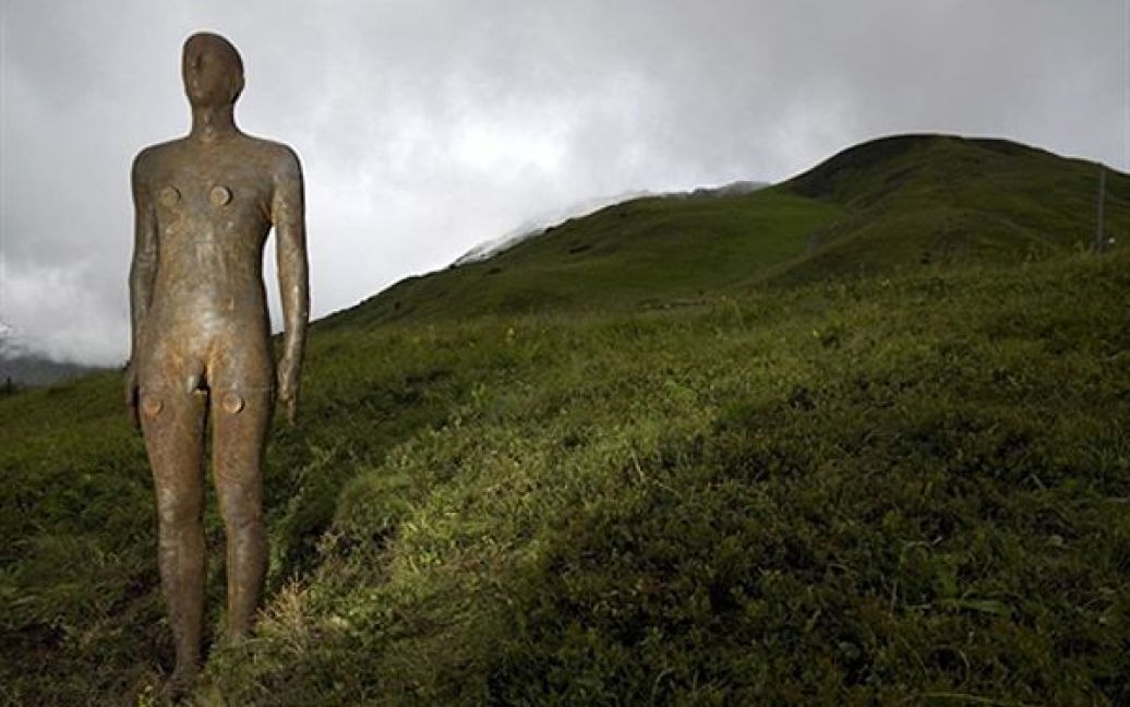 30.07. На горі Крігеальпе, що у Австрії, встановили скульптуру Ентоні Громі у рамках проекту "Живі поля". Всього на території 150 квадратних кілометрів встановили 100 фігур людей. Проект закінчиться у квітні 2012 року. / © AFP