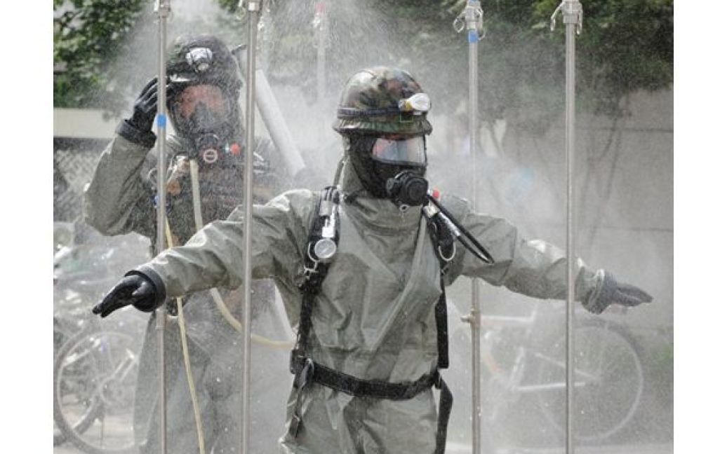 Солдати армії Республіки Корея беруть участь у навчанні на випадок хімічної атаки у Сеулі. Ці навчання відбулися у рамках підготовки до можливого нападу КНДР на Корею. / © AFP