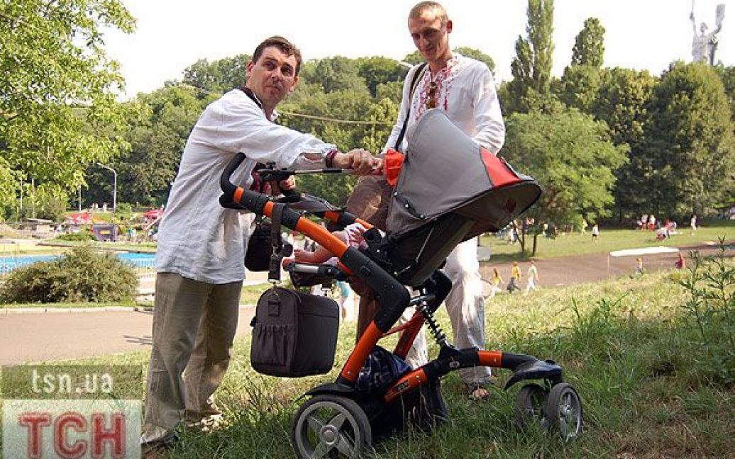 А деяких гостей привозили навіть у колясках / © ТСН.ua