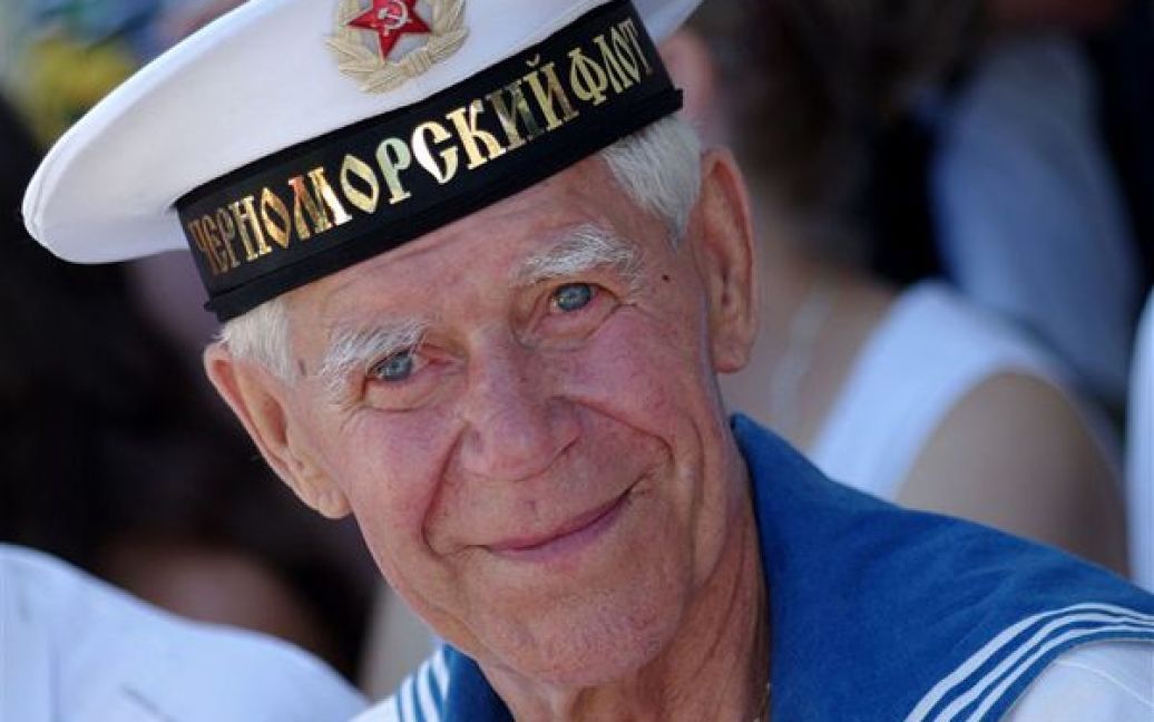 Колишній моряк прийшов подивитися парад на честь Дня військово-морських сил. / © PHL.com.ua
