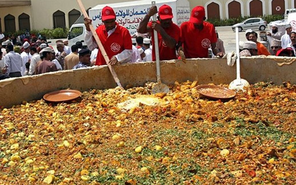 Мускат. Оманські кухарі приготували найбільшу в світі порцію національної страви "кабса", різновид плову, під час подачі заявки до книги рекордів Гіннеса. / © AFP