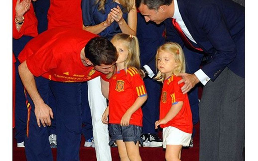 Капітана і голкіпера збірної Іспанії Ікера Касільяса привітала з перемогою і поцілувала принцеса Леонора, її сестра принцеса Софія, а також їхні батьки: принц Феліпе та принцеса Летиція. / © AFP