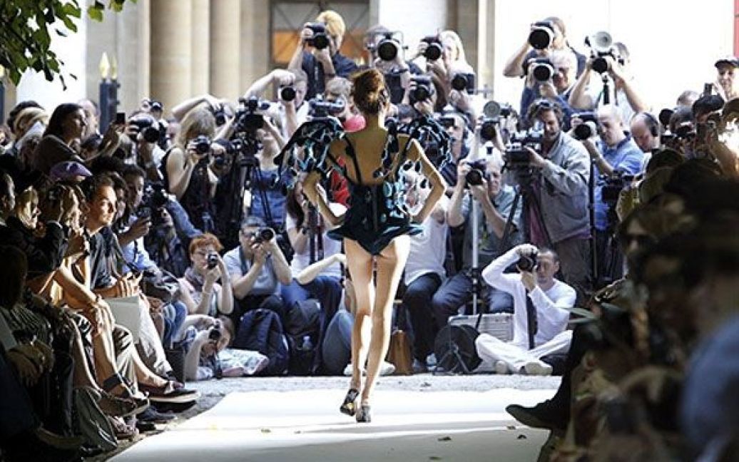Франція, Париж. Модель демонструє колекцію "On Aura Tout Vu" під час модного показу на Тижні високої моди, який триває у Парижі. / © AFP