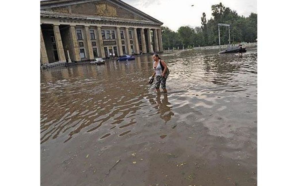 Через сильні потоки води вулиці Луганську перетворились на річки. / © PHL.com.ua