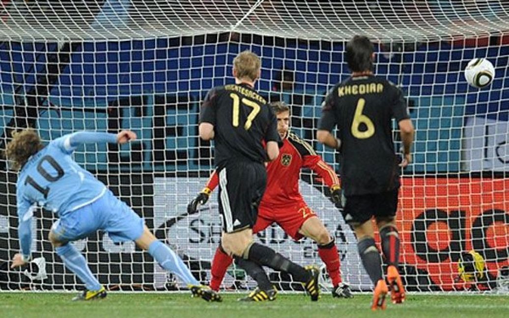 На початку 2-го тайму Дієго Форлан забиває другий гол у ворота Німеччини / © AFP