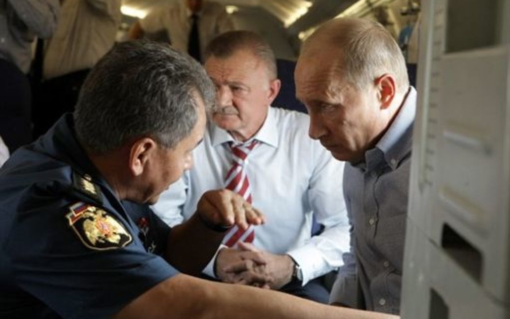 Коротка нарада керівника МНС РФ Сергія Шойгу і прем&rsquo;єр-міністра РФ Володимира Путіна на борту літака / © AFP