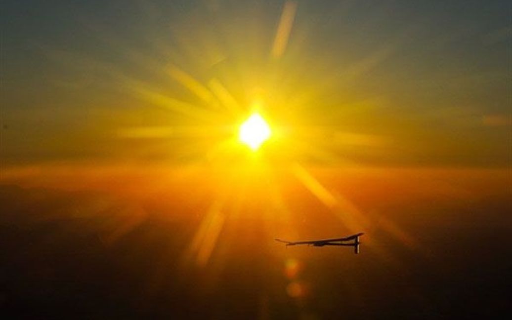 Швейцарія, Паєрн. У Швейцарії провели 24-годинний експериментальний політ першого у світі "сонцельота", створеного в рамках проекту Solar Impulse ("Сонячний імпульс"). Футуристична машина з потужністю "Запорожця" і розмахом крил, як у аеробуса А340 (63,4 метра) злетіла з аеродрому міста Паєрн (на заході Швейцарії). Під час польоту за штурвалом сонцельота перебував досвідчений пілот Андре Бошберг, а з землі його підтримувала і страхувала команда інженерів-конструкторів. Не витративши ні грама пального сонцеліт Solar Impulse провів у повітрі 24 години, після чого в акумуляторних батареях залишилося енергії ще на три години польоту. / © AFP