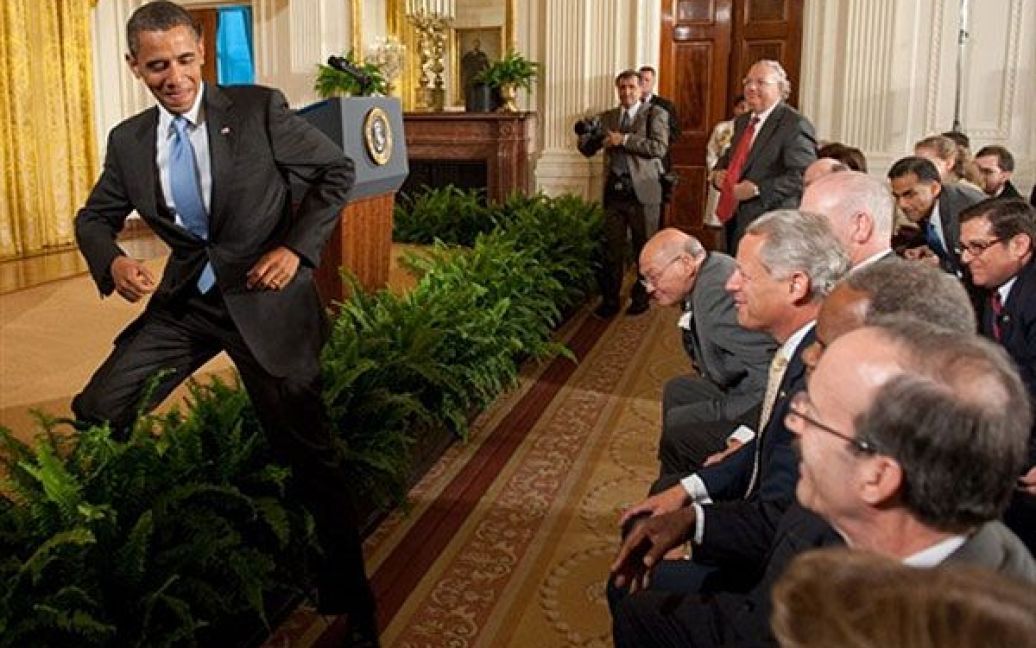 США, Вашингтон. Президент США Барак Обама спускається зі сцени, щоб привітати членів Конгрессу після підписання законопроекту щодо санкцій проти Ірану у Східній залі Білого дому у Вашингтоні. / © AFP