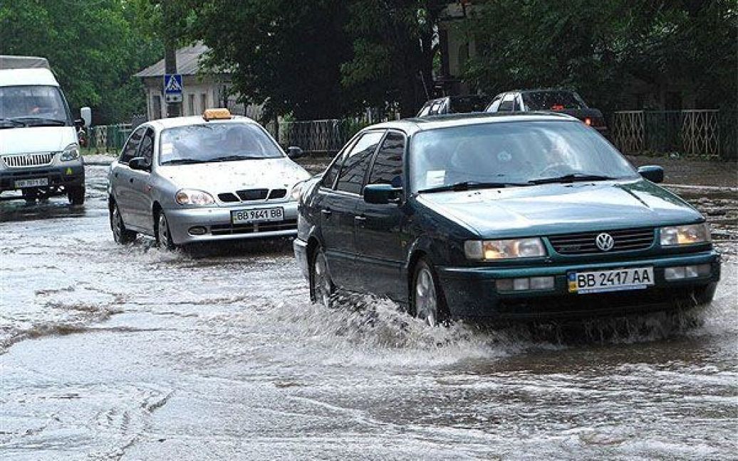 У Луганську потужна злива з градом і шквальним вітром значним чином ускладнила рух транспорту. / © PHL.com.ua