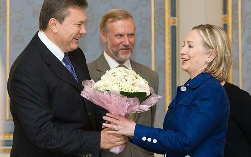 Віктор Янукович привітав Гілларі Клінтон з прибуттям до України. / © President.gov.ua