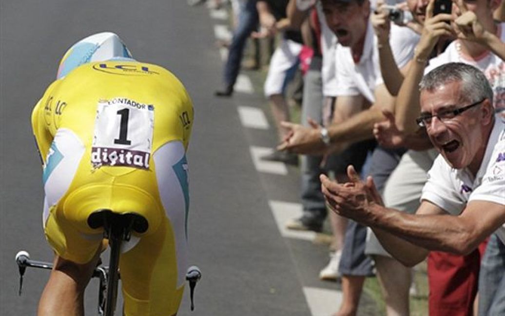 24.07. Вболівальники зустрічають лідера 19-го етапу Тур де Франс іспанця Альберто Контадора у Пауіллаці. / © AFP